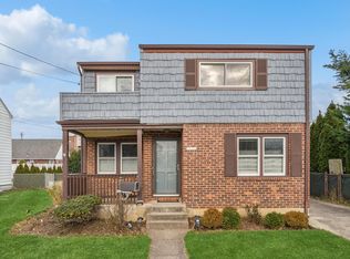 230 Andrews Rd, Mineola, NY 11501