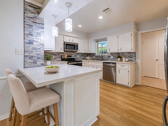 4th image of 14131 Hillvale Dr