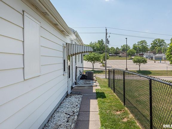 3rd image of 2206 Gaines St