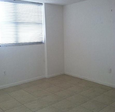 4th image of 555 NE 30 St 702 #702