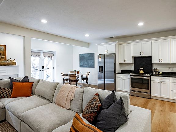 4th image of 480 E Foxstone Cv