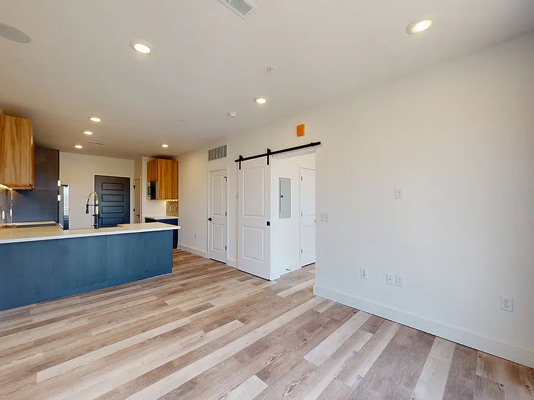 911 Park Ave #250 — Photo 4