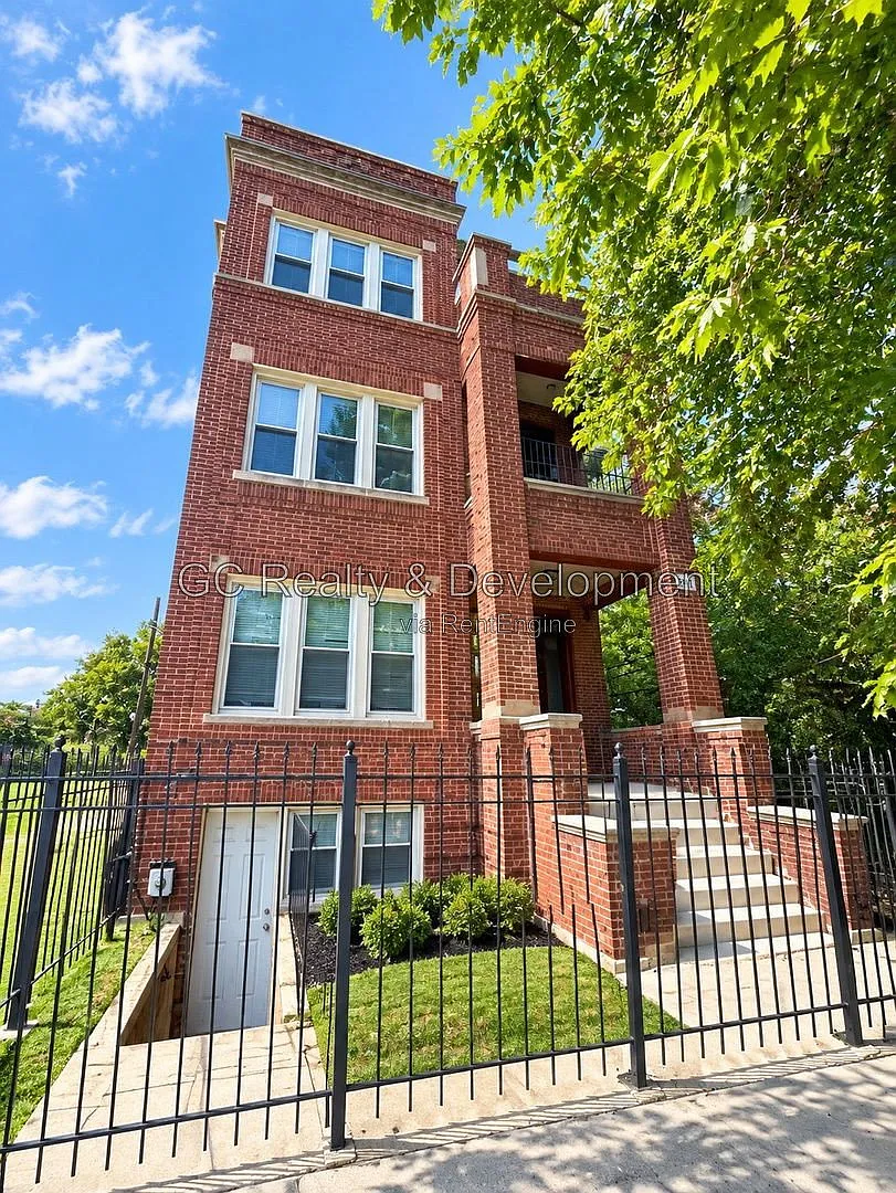 2 bed, 1.0 bath, 1250 sqft, $1,495 — Photo 1