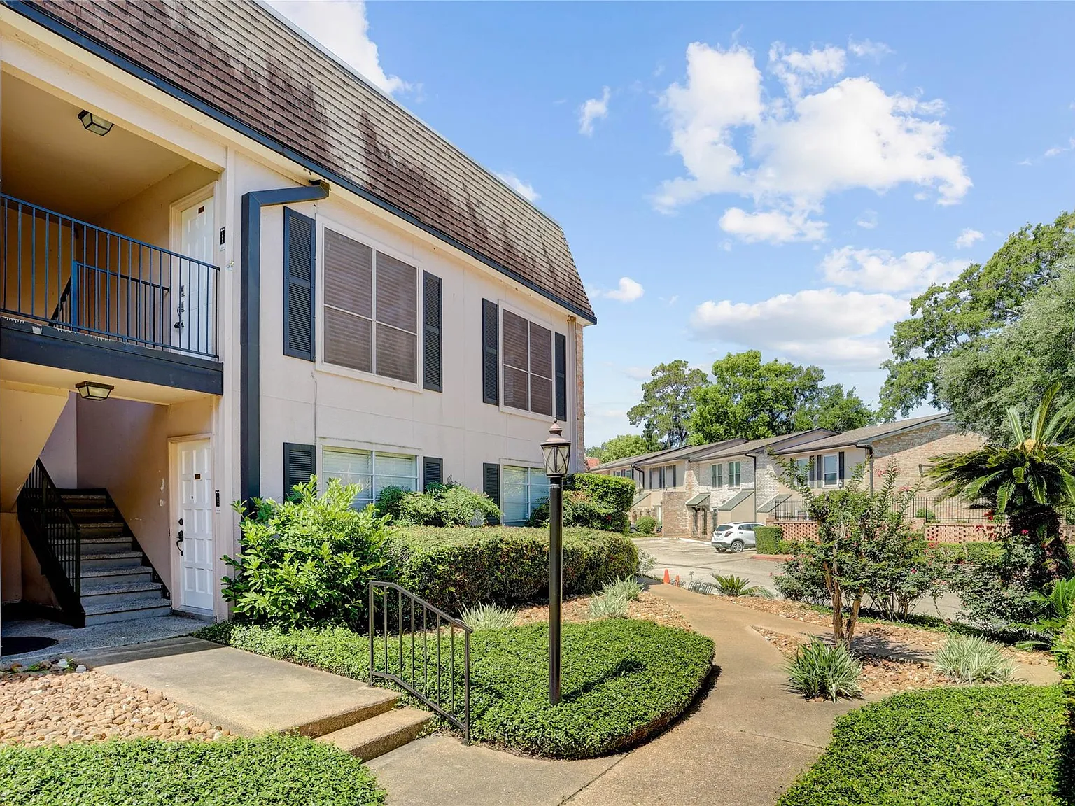 2 bed, 2.0 bath, 1158 sqft, $2,000 — Photo 2