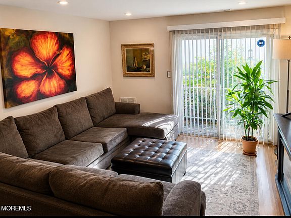 2nd image of 102 Wedgewood Cir