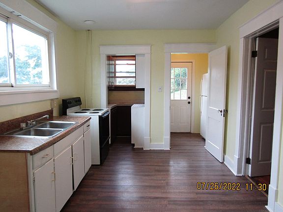 Kitchen includes fridge & stove