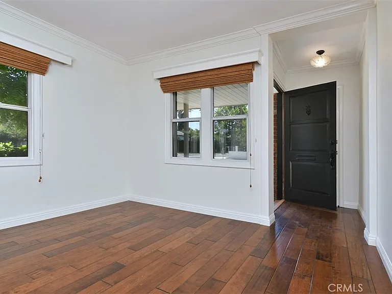 13902 Calvert St — Photo 4