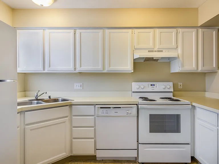 Cedarwood Condos — Photo 5