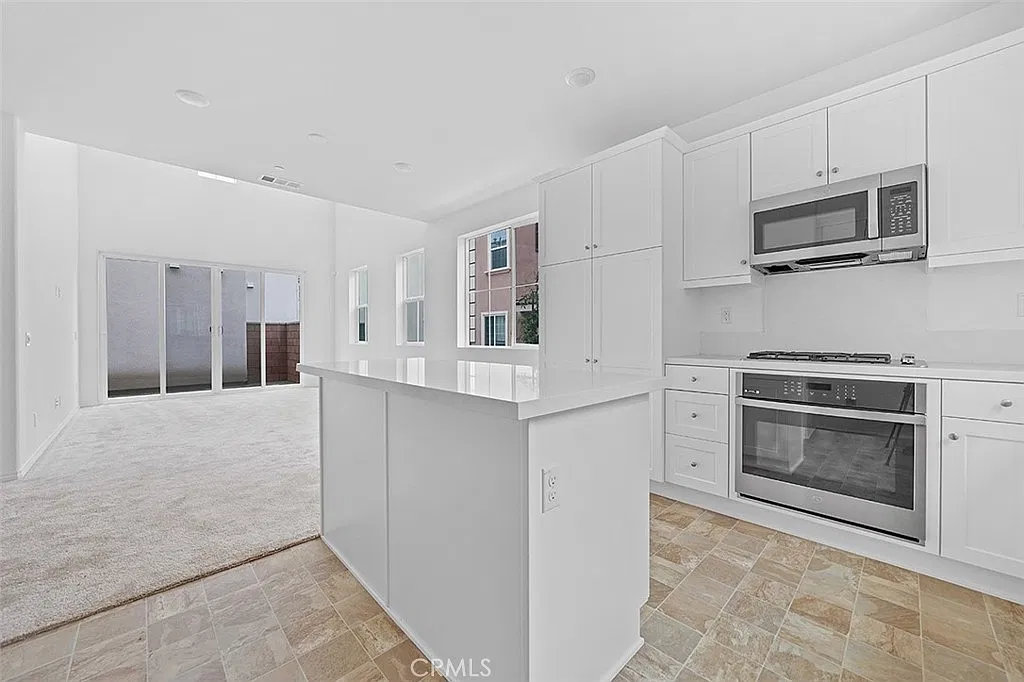 4 bed, 4.5 bath, 1947 sqft, $3,600 — Photo 4
