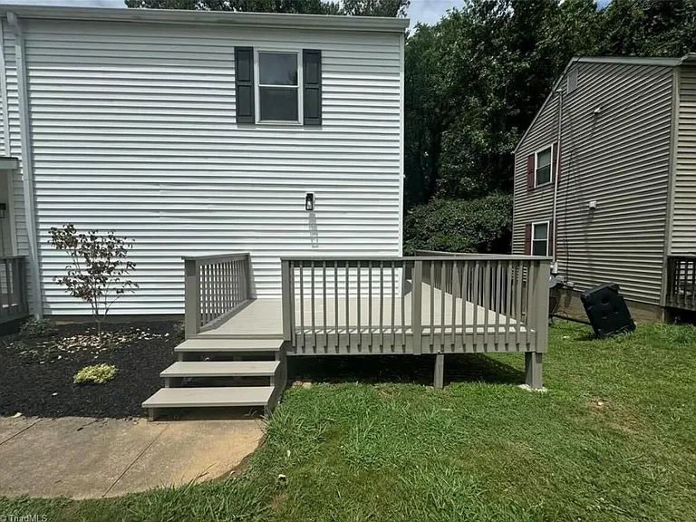 904 Elizabeth St — Photo 4