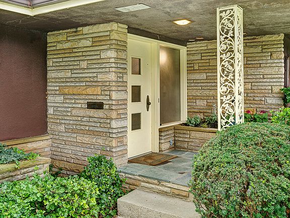 2nd image of 434 E Schreyer Pl