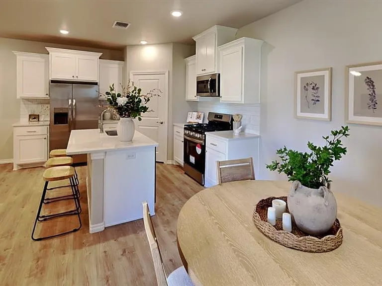 7020 Labelle Dr — Photo 11
