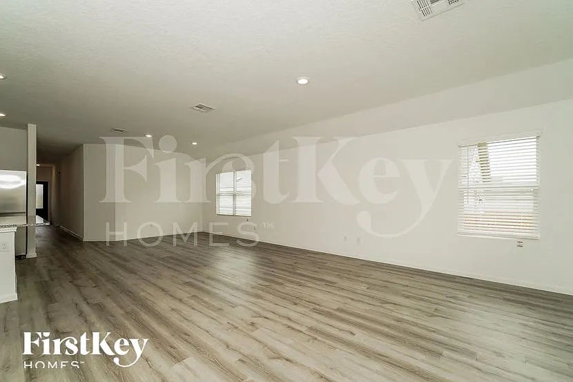 4 bed, 3.0 bath, 1910 sqft, $1,940 — Photo 4