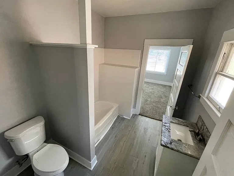10 Heinlen St — Photo 5