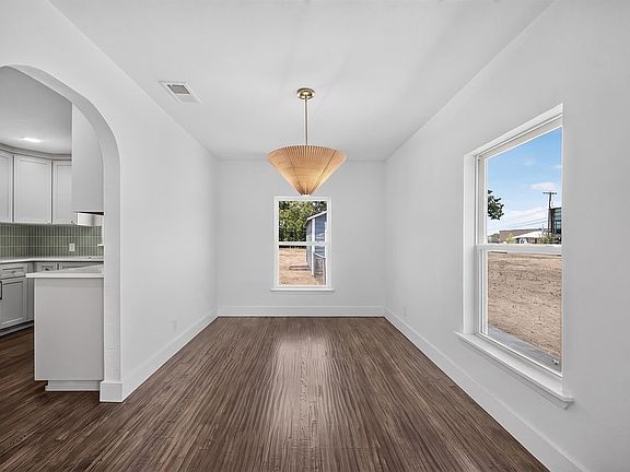 5th image of 409 S Barnett Ave