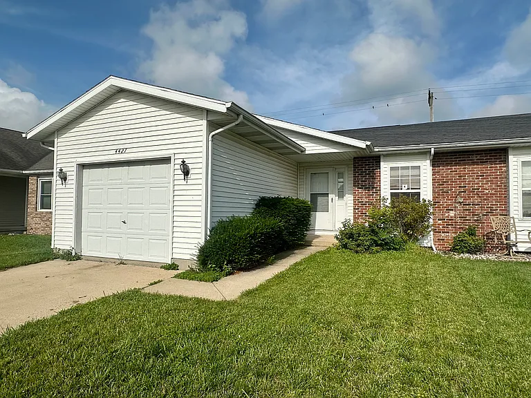 4427 Venetian Dr — Photo 1