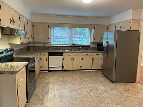 2nd image of 1121 E Franklin Blvd