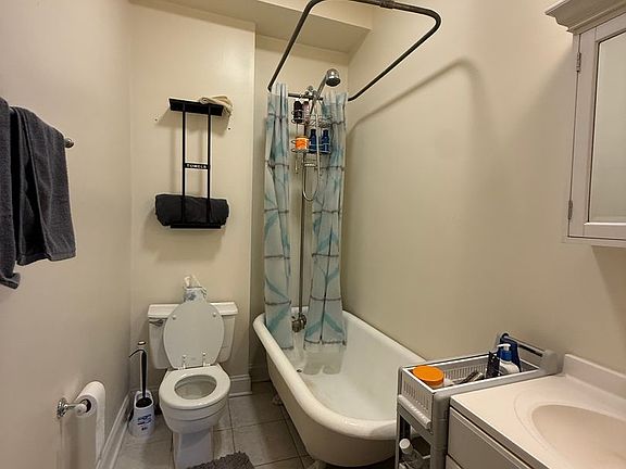 4th image of 1436 N Astor St Suite 103
