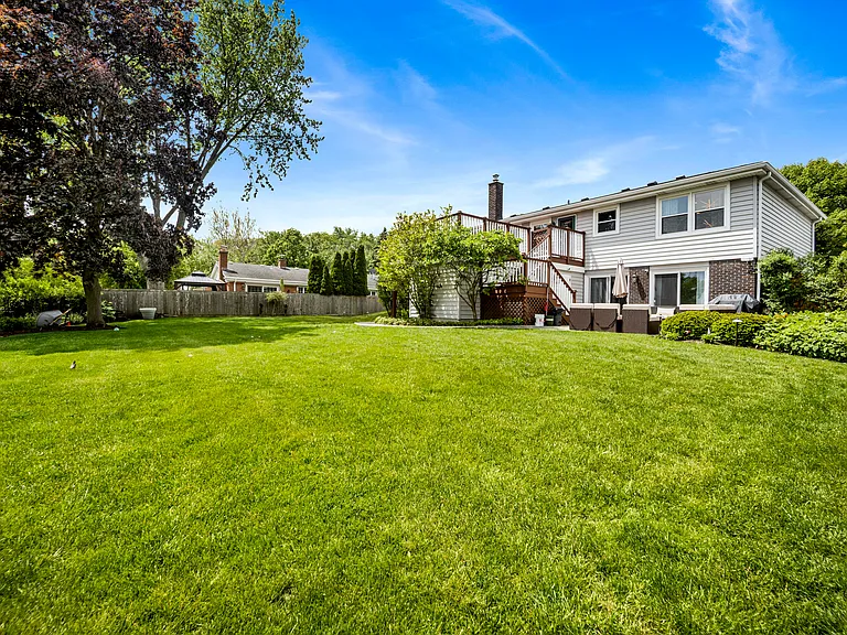1135 Crestwood Dr — Photo 36