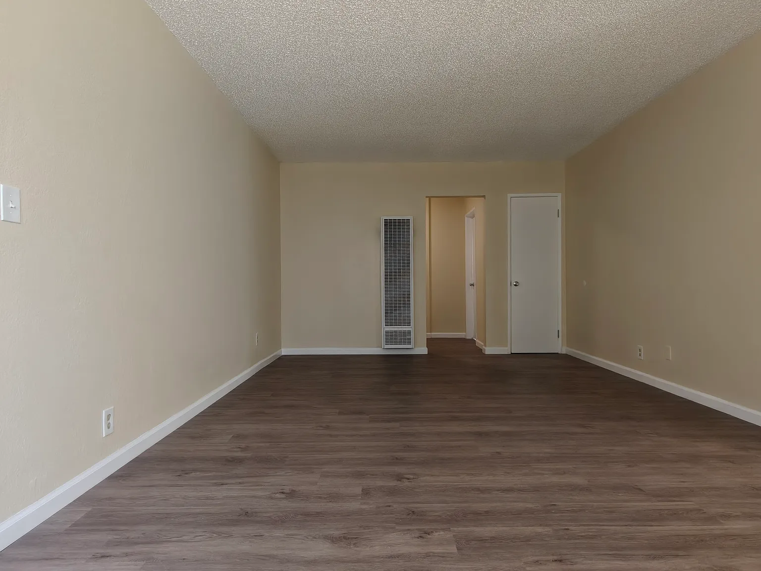 2 bed, 900 sqft, $2,400 — Photo 3