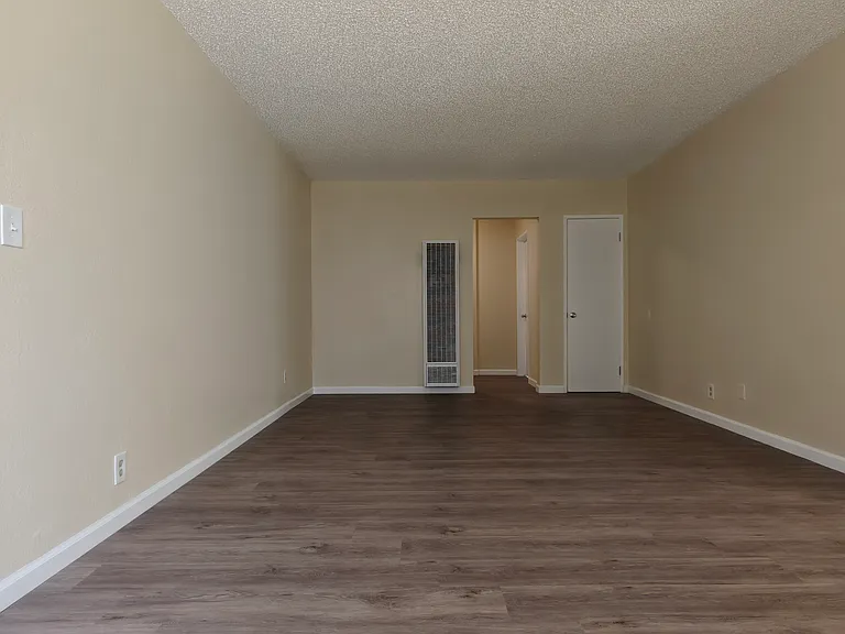 10223 Darby Ave #6 — Photo 3