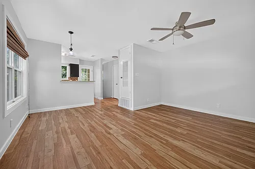 1513 Travis Heights Blvd Photo 1