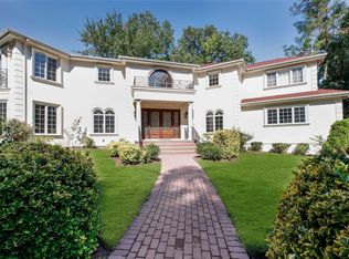 3 Oakland Pl, Great Neck, NY 11021
