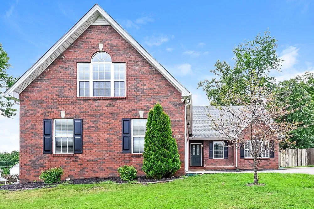 3 bed, 2.0 bath, 1800 sqft, $2,300 — Photo 1