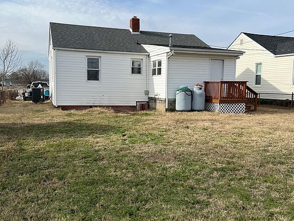 Right side/back yard