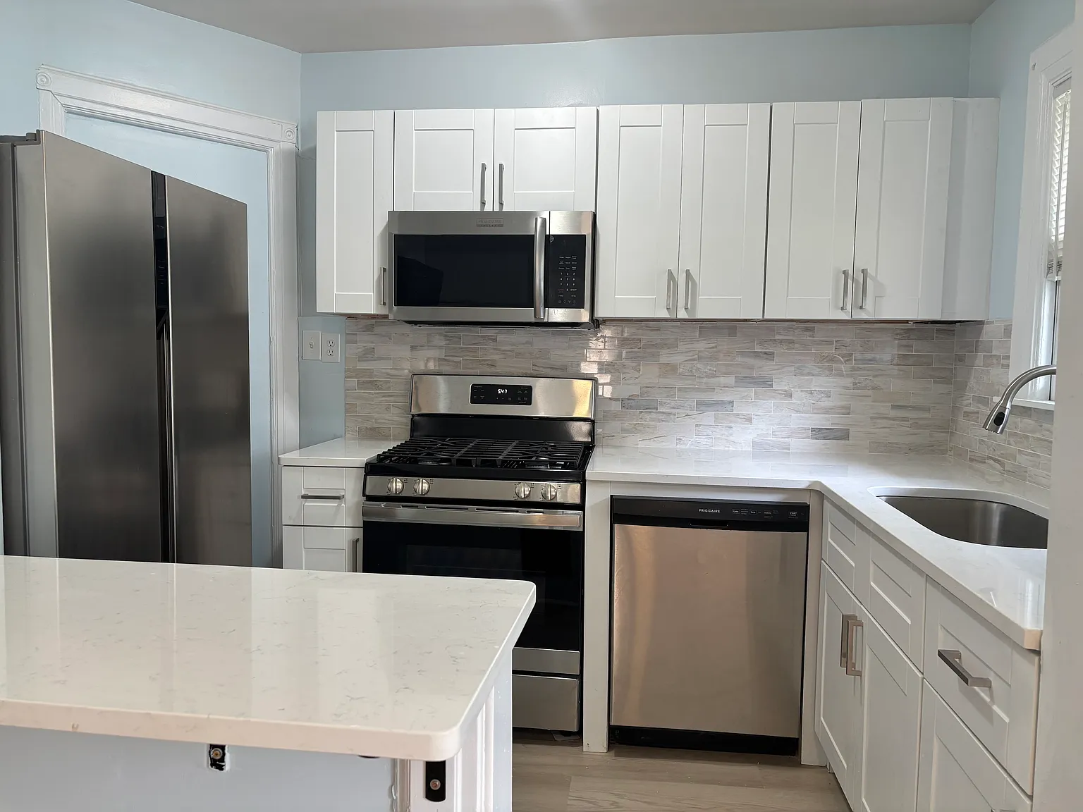 6 bed, 2380 sqft, $5,070 — Photo 3