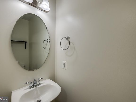 5th image of 7202 Mockingbird Cir