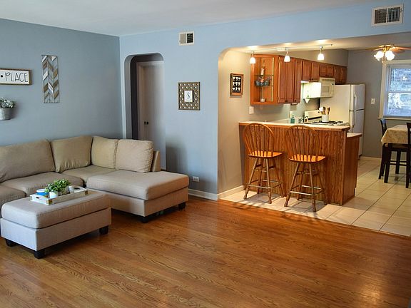 3rd image of 10506 S Artesian Ave APT 1E