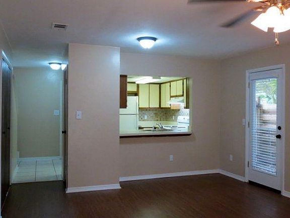 2nd image of 1427 Live Oak Dr