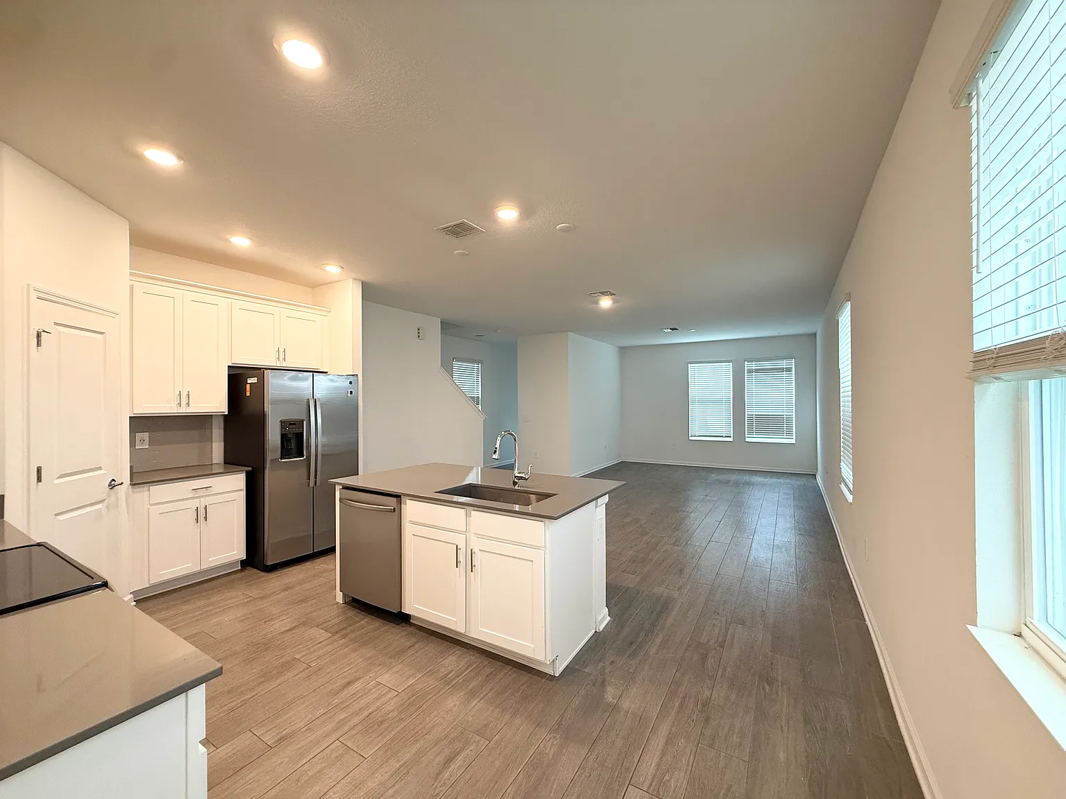 4 bed, 3.5 bath, 2559 sqft, $3,200 — Photo 3