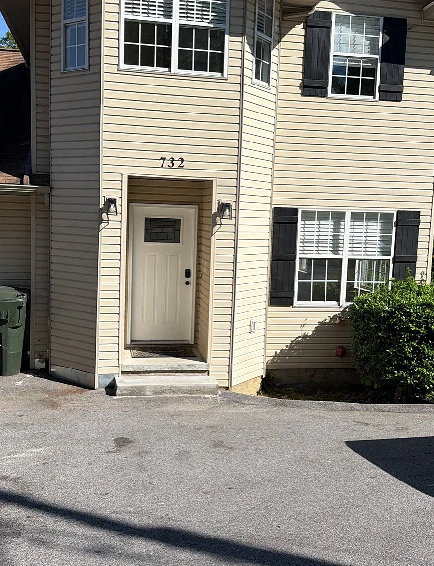 2 bed, 2.5 bath, $1,900 — Photo 1