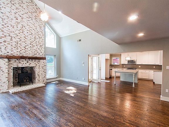 5th image of 901 Pioneer Cir W