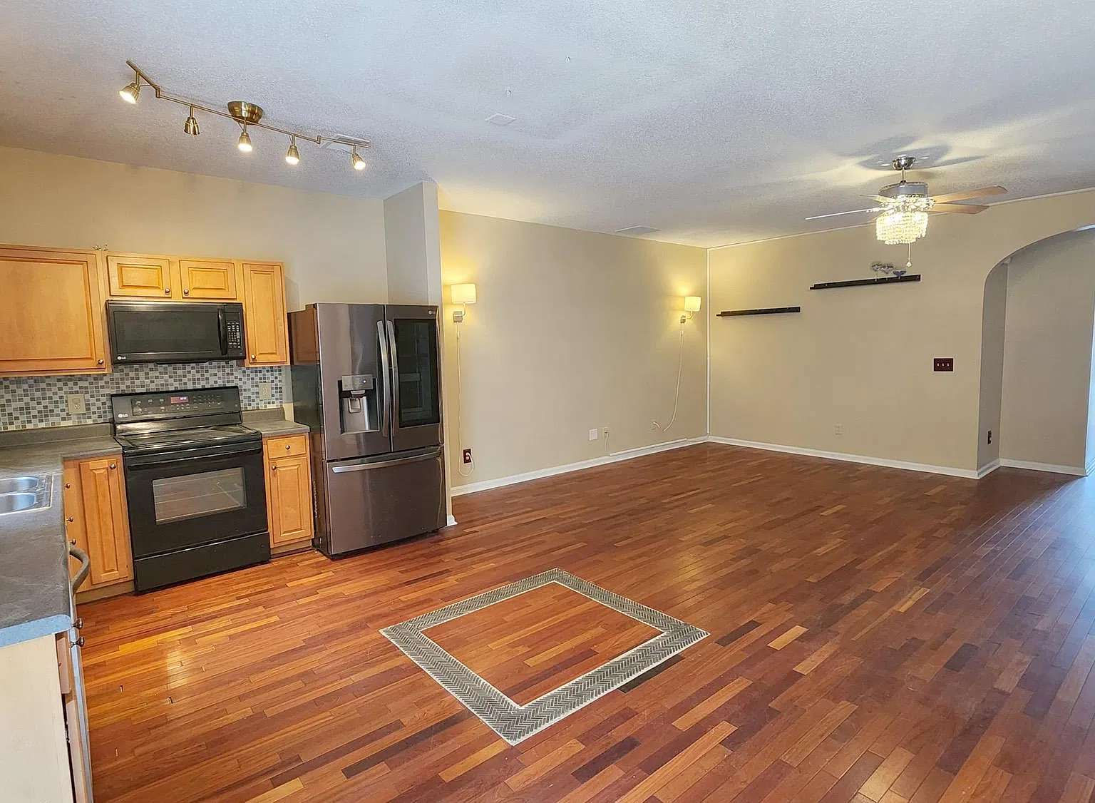 3 bed, 1602 sqft, $2,050 — Photo 4