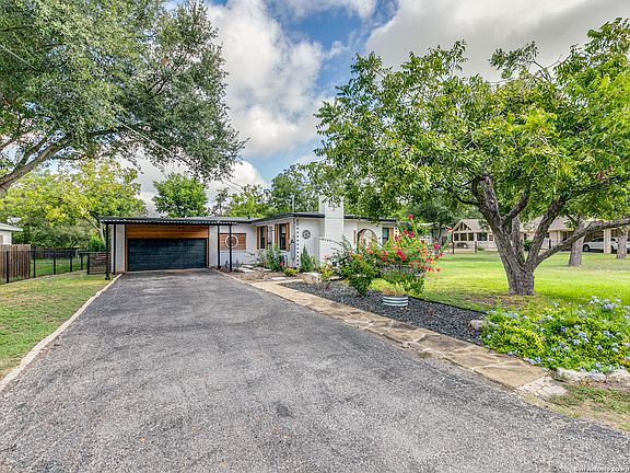 3rd image of 715 Oakwood Dr