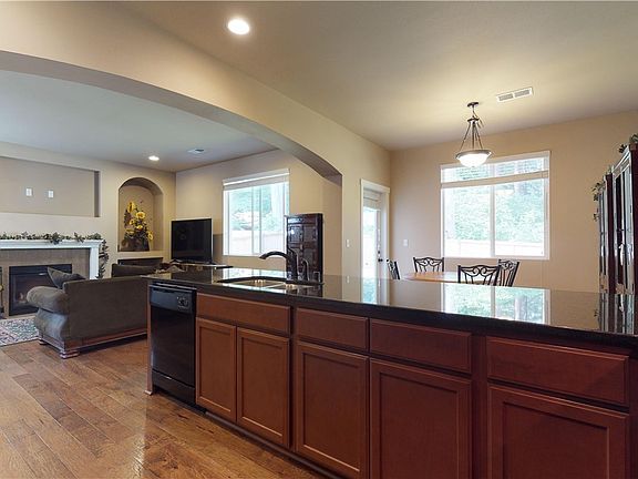 5th image of 3947 Southlake Dr SE