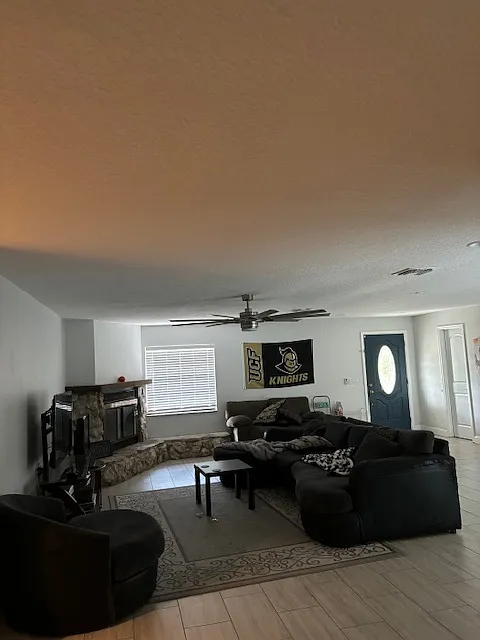1 bed, 2400 sqft, $1,000 — Photo 3