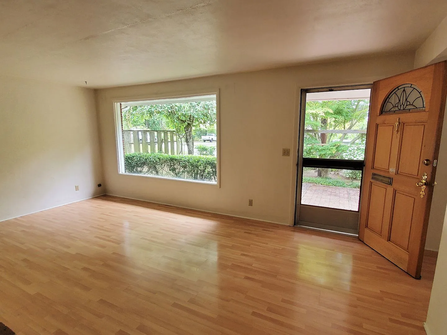 2 Bedroom House With Incredible Backyard Garden! — Photo 4