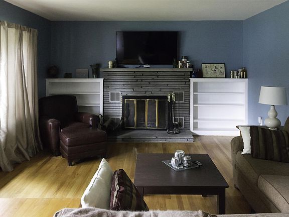 3rd image of 8 Evergreen Blvd