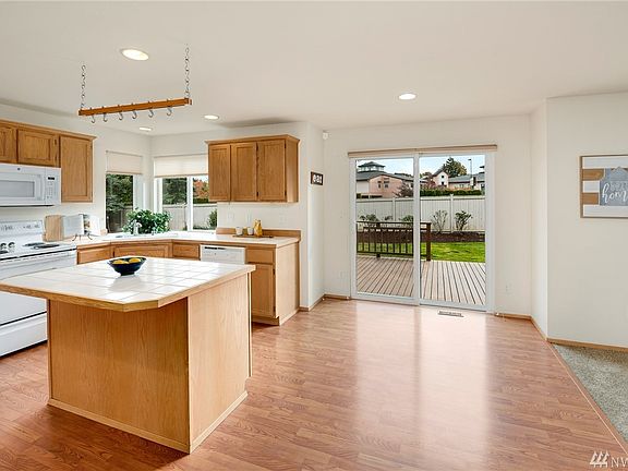 Island has eating bar, adjoins breakfast nook with large slider to entertainment sized deck.