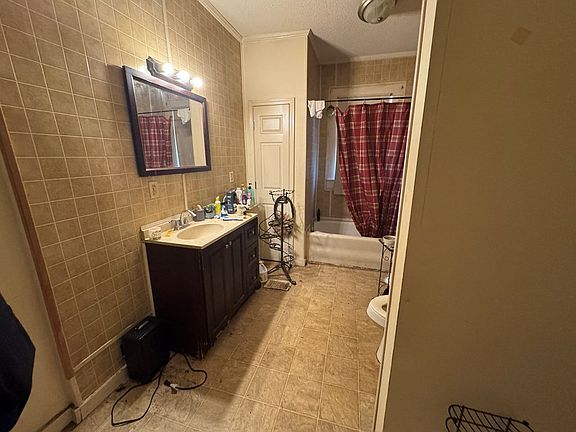 5th image of 305 Jeff St