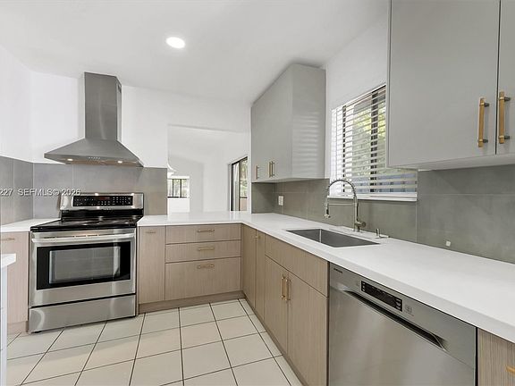 4th image of 380 Fairway Cir #46