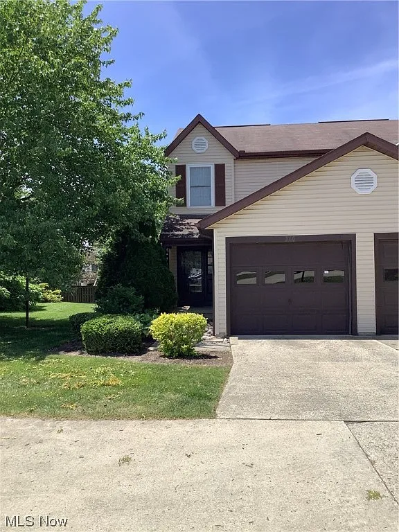 586 Topaz Ln photo 1