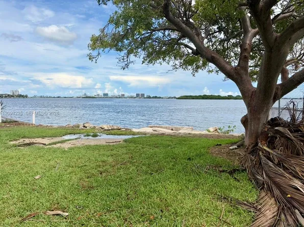 10875 N Bayshore Dr, Miami, FL 33161