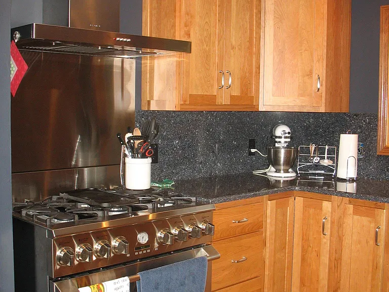 Dual fuel gas seven burner range and electric convection oven
