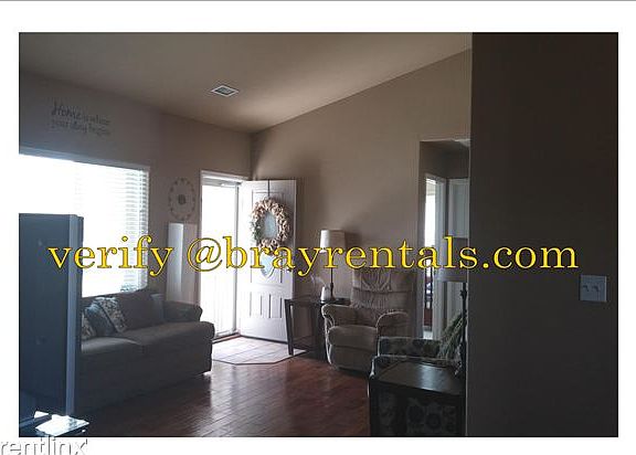 921 Celestite Dr-wm-livingroom