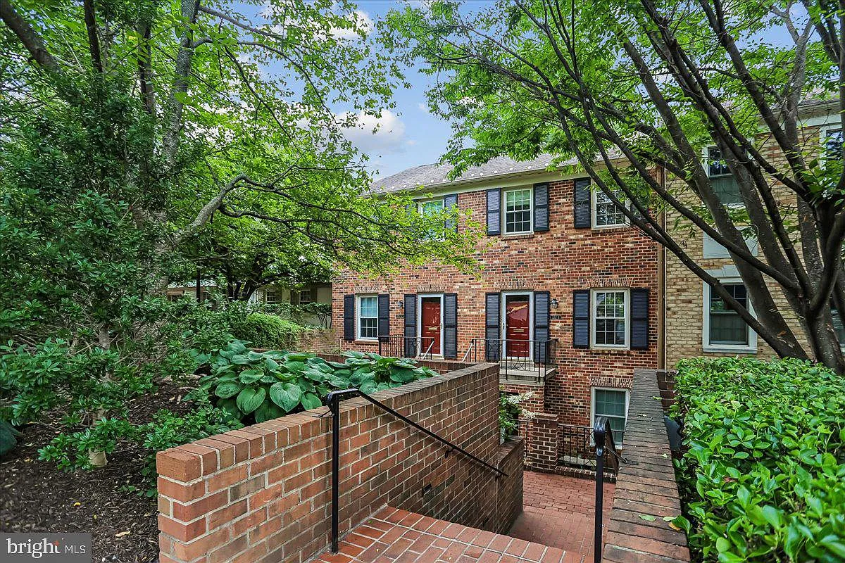 Wesley Heights — Photo 1